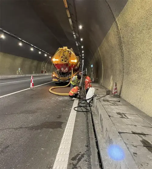 琼结隧道排水渠清淤